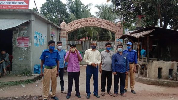 রহনপুর ইউনিয়ন পরিষদের চেয়ারম্যানের মাস্ক বিতরণ