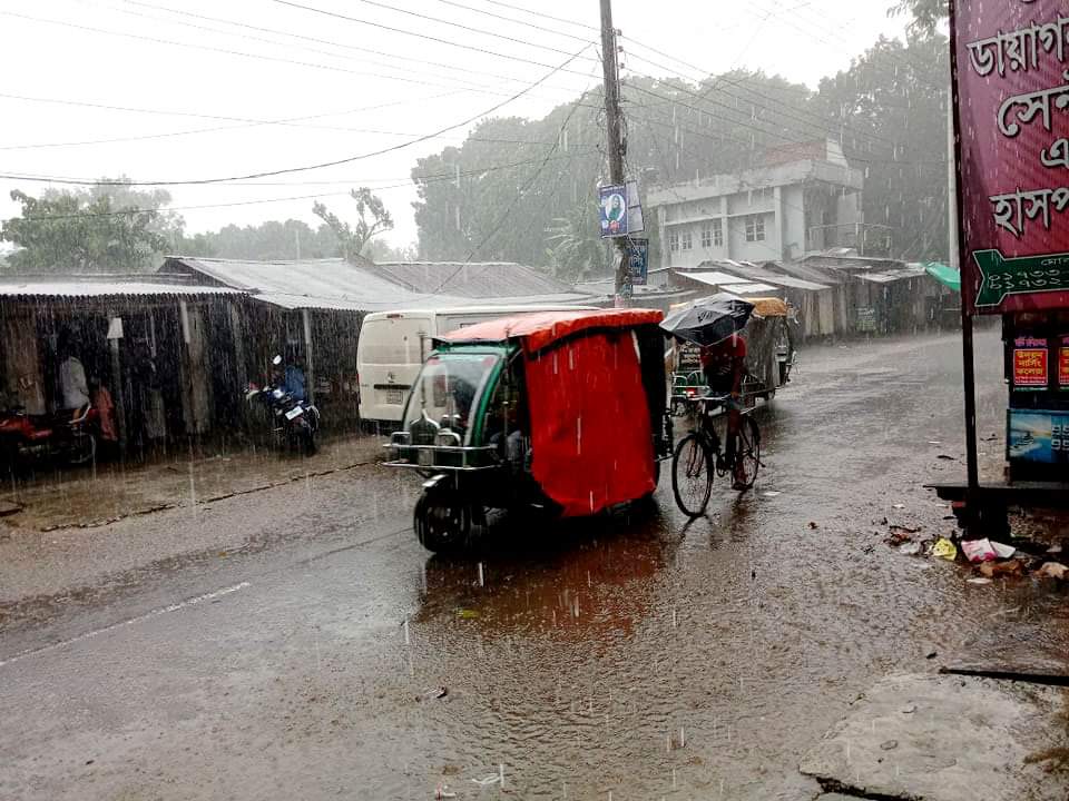 চাঁপাইনবাবগঞ্জে দিনভর গুড়ি গুড়ি বৃষ্টির প্রভাবে বাইরে মানুষ কম
