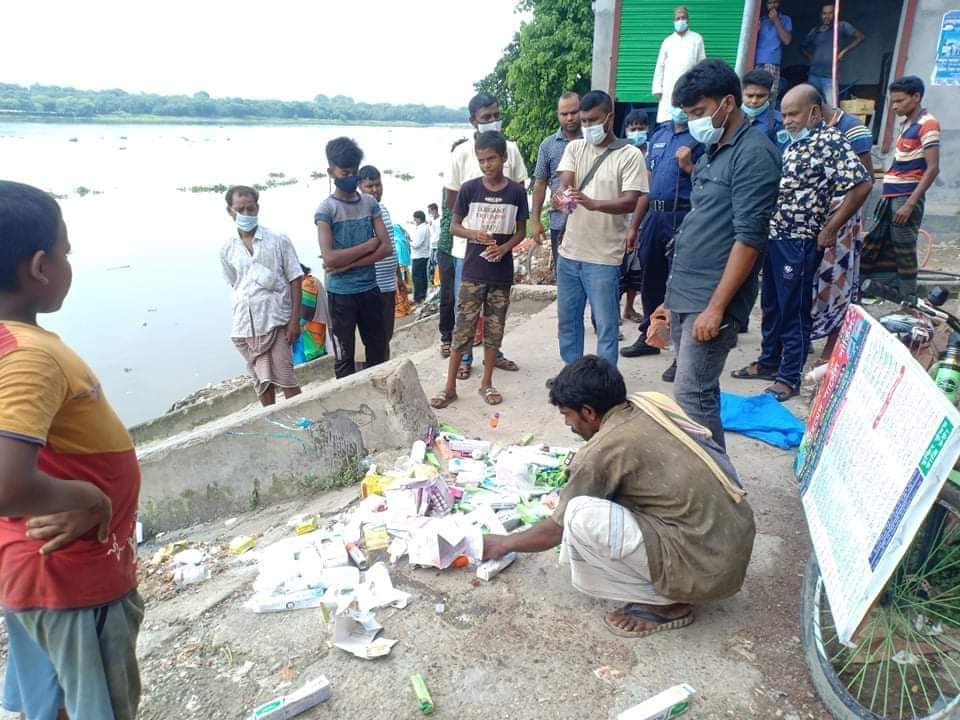 চাঁপাইনবাবগঞ্জে অভিযান চালিয়ে নকল কসমেটিকস জব্দঃ ধ্বংস