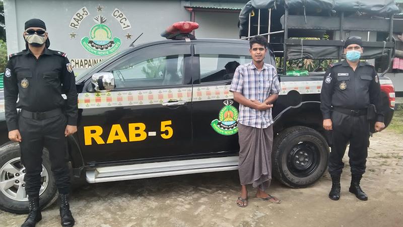 চাঁপাইনবাবগঞ্জে দুই কোটি টাকার হেরোইনসহ যুবক আটক