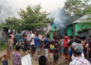 পাবনায় যুবককে কুপিয়ে হত্যা, অভিযুক্তের বাড়িতে আগুন