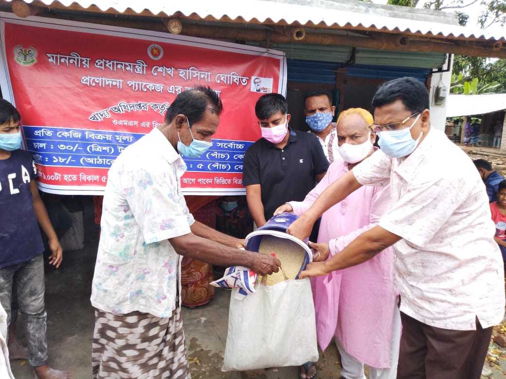 শিবগঞ্জে ৩০ টাকা কেজি চাল বিক্রি কর্মসূচির উদ্বোধন
