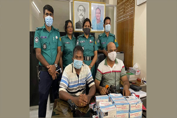 রাজধানীর দক্ষিণখানে ফার্মেসিতে ৫০০ টাকায় করোনার টিকা, মালিক আটক