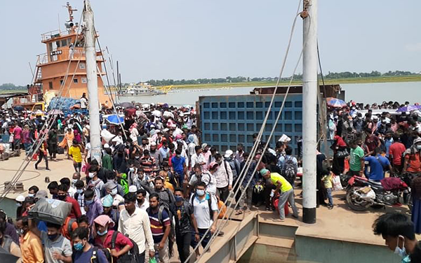 বাংলাবাজার-শিমুলিয়া লঞ্চ বন্ধ, যাত্রীর চাপ বেড়েছে ফেরিতে,এতে দুর্ভোগ বেড়েছে রাজধানীমুখী যাত্রীদের