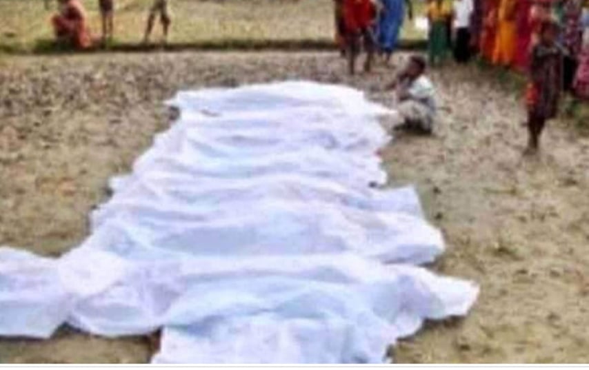 চাঁপাইনবাবগঞ্জে বজ্রপাতে মৃত একই পরিবারের একই আঙিনায় ৭ জনের কবর। মর্মান্তিক দৃশ্য