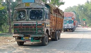 চাঁপাইনবাবগঞ্জের সোনামসজিদ স্থলবন্দরে অসময়ে আমদানি হলো ট্রাকভর্তি আপেল
