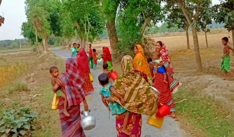 পেরিয়ে গেছে এক যুগ নাচোলে খাবার পানির তীব্র সংকটে ৩৯ পরিবার