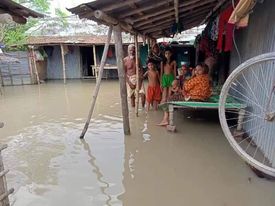 চাঁপাইনবাবগঞ্জে বন্যার পানি বৃদ্ধি পাওয়ায় পানিবন্দী হাজারো মানুষ ।। জেলা প্রশাসকের ত্রাণ বিতরণ