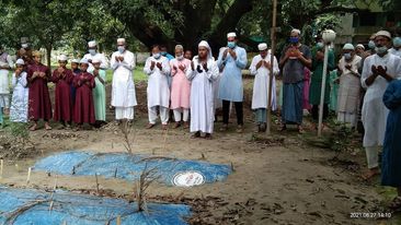 বীর মুক্তিযোদ্ধা মরহুম মইনুদ্দীন মন্ডলের আত্মার মাগফেরাত কামনা করে কবরে ফাতেহা পাঠ