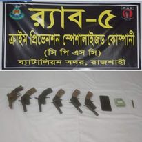 নওগাঁয় র‌্যাবের অভিযানে ১ টি বিদেশী রিভলবার ,৫টি ওয়ান শুটারগান ও ১ রাউন্ড গুলি সহ শীর্ষ দুই অস্ত্র ব্যবসায়ী আটক