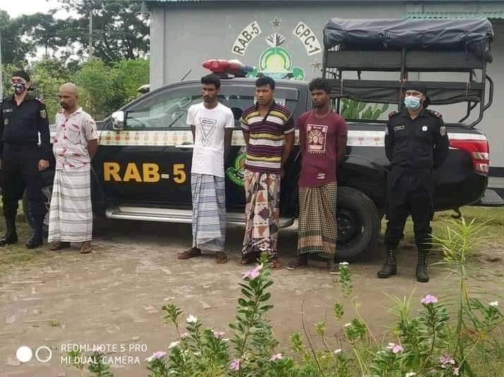চাঁপাইনবাবগঞ্জ জেলার ভোলাহাটে ফলিমারির বিলে বিভিন্ন পরিবহনণে গণডাকাতির ঘটনায় ৪ জন ডাকাত কে গ্রেফতার করেছে র‍্যাব-৫