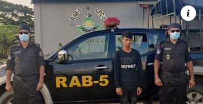 চাঁপাইনবাবগঞ্জে বিদেশী পিস্তল,ওয়ান শুটারগান,ম্যাগজিন ও গুলি সহ শীর্ষ অস্ত্র ব্যবসায়ী আটক