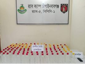 চাঁপাইনবাবগঞ্জে বিপুল পরিমাণ দেশীয় তৈরি চোলাই মদ সহ দুই শীর্ষ মাদক ব্যবসায়ীকে আটক করেছ র‌্যাব