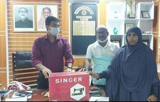 তানোরে দরিদ্র নারীদের মাঝে সেলাই মেশিন বিতরণ