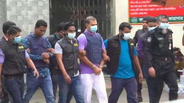 কাঠগড়ায় মোবাইল ফোনে কথা বললেন ওসি প্রদীপ কুমার দাশ