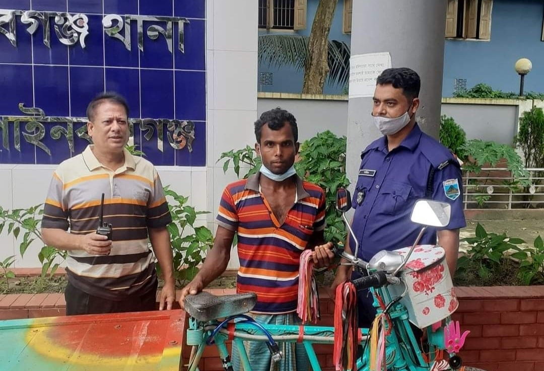 চাঁপাইনবাবগঞ্জের শিবগঞ্জ থানার ওসি ফরিদ হোসেনের অনন্য দৃষ্টান্ত স্থাপন