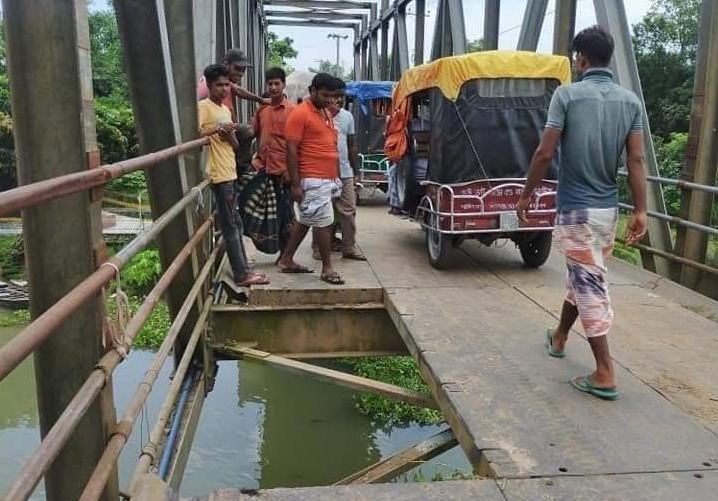 চাঁপাইনবাবগঞ্জের শিবগঞ্জ-মনাকষা বেইলি ব্রিজটি মরণফাঁদ।। যে কোনো মূহুর্তে ঘটতে পারে অনাকাঙ্ক্ষিত দূর্ঘটনা