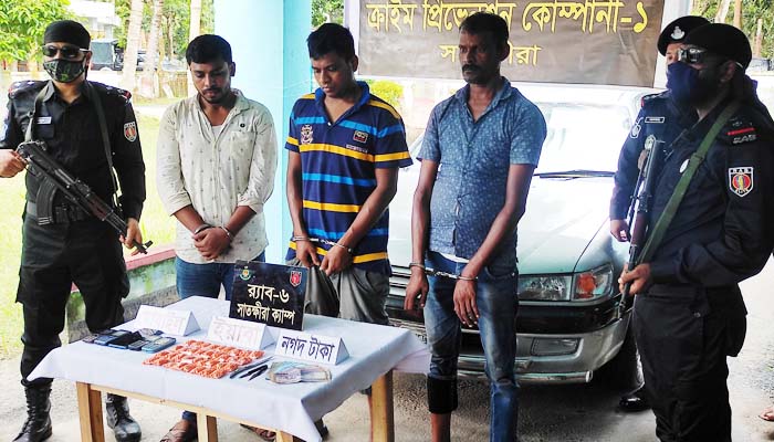 সাতক্ষীরা শহরে পুলিশের স্টিকার লাগানো প্রাইভেটকারে সাড়ে ৩ হাজার ইয়াবা,আটক ৩