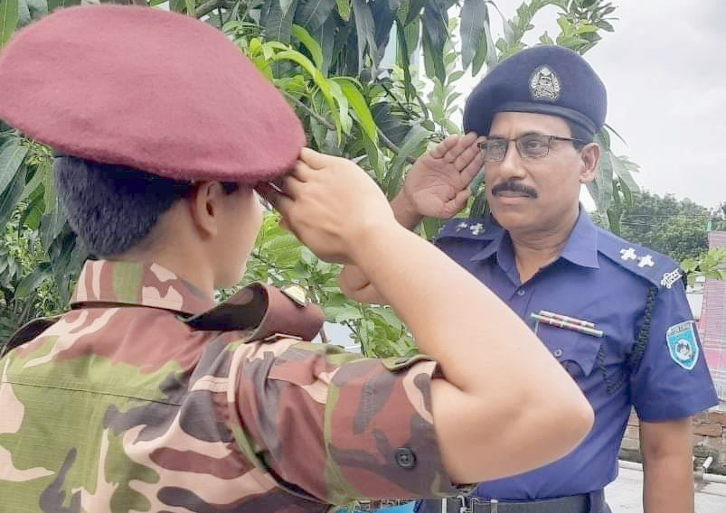 পুলিশ কর্মকর্তা বাবাকে স্যালুট সেনাবাহিনী ক্যাপ্টেন মেয়ের