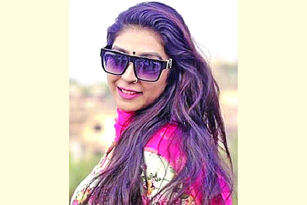 বিপথগামী মডেল ফারিয়া মাহবুব পিয়াসার অধীনে ১০০ সুন্দরী