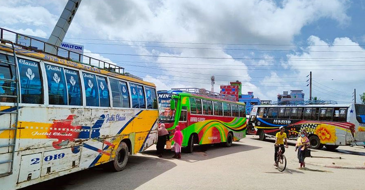 বরিশালে ইউএনওর বাসায় হামলা, ছাত্রলীগ-পুলিশ সংঘর্ষের পর বাস চলাচল বন্ধ