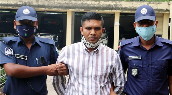 নওগাঁয় ভুয়া ডিসি পুলিশ সুপার ডাক্তার ও সেনাবাহিনীসহ বিভিন্ন পেশার পরিচয়দানকারী প্রতারক আটক