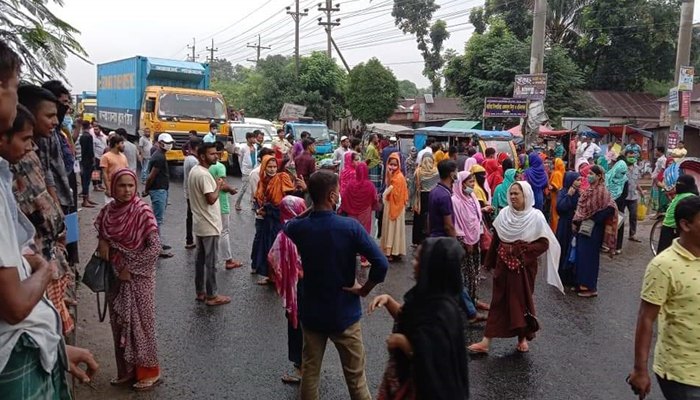 পরিবহন সংকটে গাজীপুরে মহাসড়ক অবরোধ করে শ্রমিকদের বিক্ষোভ