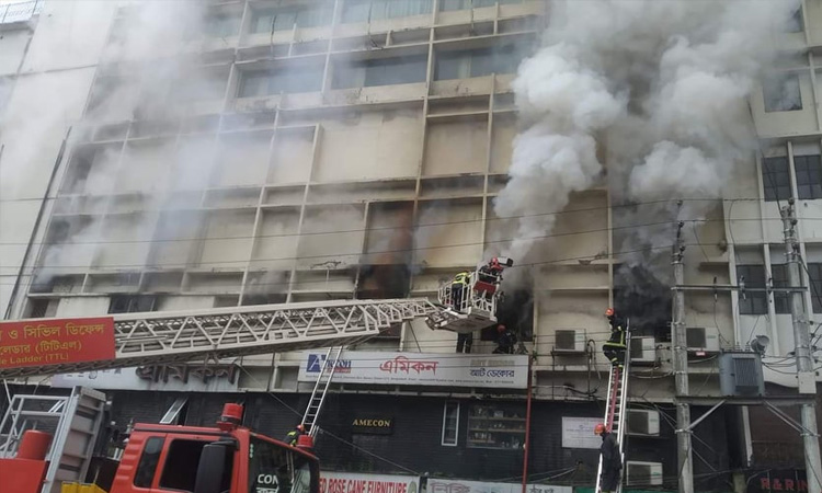 রাজধানীর চেয়ারম্যান বাড়ি এলাকায় ভবনে অগ্নিকাণ্ড