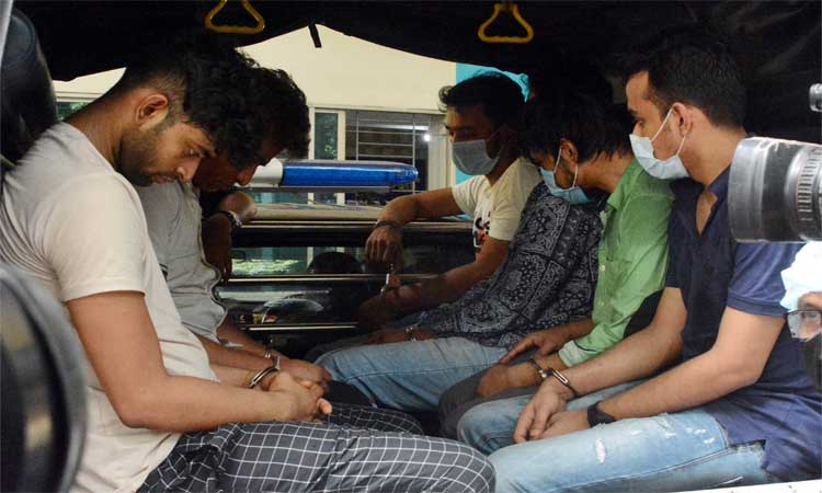রাজধানীর বিভিন্ন এলাকা থেকে গ্রেফতারকৃত ‘প্রত্যেকেই উচ্চবিত্ত শ্রেণির সন্তান, বিক্রি করেন আইস-ইয়াবা’