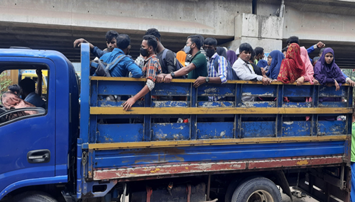 মাথায় ভারী বোঝা নিয়ে ঠাসাঠাসি ও গাদাগাদি করে জীবন বাঁচানের তাগিদেই কর্মস্থলে ফিরছে শ্রমিক, সড়কে ভোগান্তি