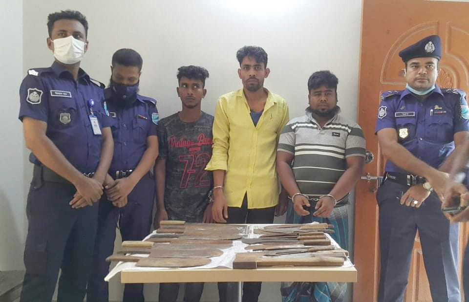 কেরানীগঞ্জে ডাকাত সর্দারসহ আটক ৩,বিপুল পরিমাণ অস্ত্র উদ্ধার