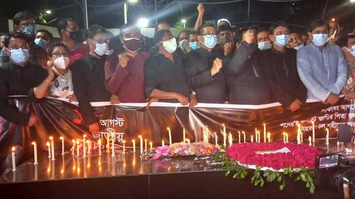 শোকাবহ আগস্টের প্রথম প্রহরে (১২টা ১ মিনিটে) মোমবাতি প্রজ্জ্বলন