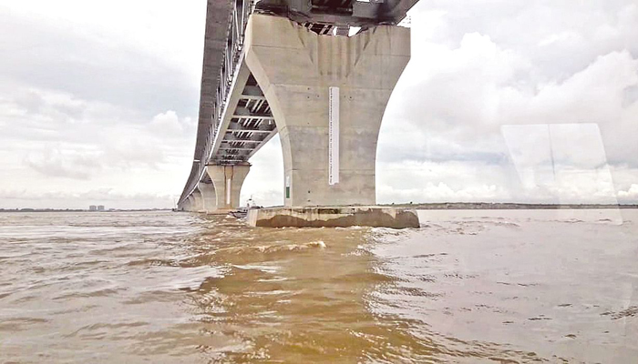 ভারী যানবাহন নিয়ে পদ্মা সেতুর নিচ দিয়ে ফেরি চলাচলে নিষেধাজ্ঞা!