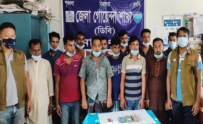 নোয়াখালীর সোনাইমুড়ীতে ১২ জুয়াড়ি আটক