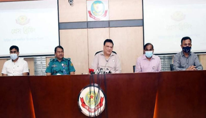 রাজধানীর সায়েদাবাদ বাস টার্মিনাল এলাকা হতে ডিবির হাতে গ্রেপ্তার ২ অস্ত্র ব্যবসায়ী