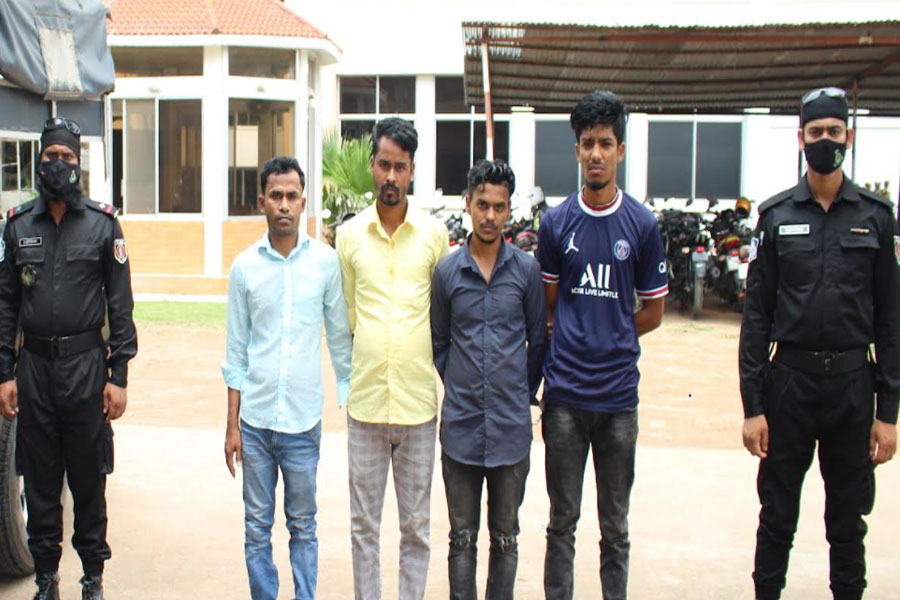 নারায়ণগঞ্জের সোনারগাঁয়ে বিপুল পরিমান বিদেশী মদ ও বিয়ারসহ গ্রেপ্তার ৪