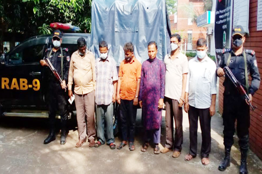 হবিগঞ্জ আঞ্চলিক পাসপোর্ট অফিস থেকে র‌্যাবের অভিযানে বেপরোয়া ৬ দালাল আটক