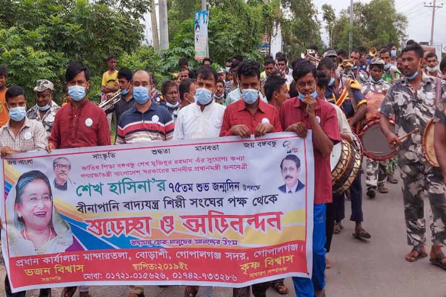 গোপালগঞ্জে বাদ্য বাজিয়ে প্রধানমন্ত্রীকে ৭৫তম জন্মদিন উপলক্ষে শুভেচ্ছা