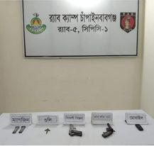 চাঁপাইনবাবগঞ্জে বিদেশী পিস্তল,ওয়ান শুটার গান,ম্যাগজিন ও গুলি সহ শীর্ষ অস্ত্র ব্যবসায়ী আটক