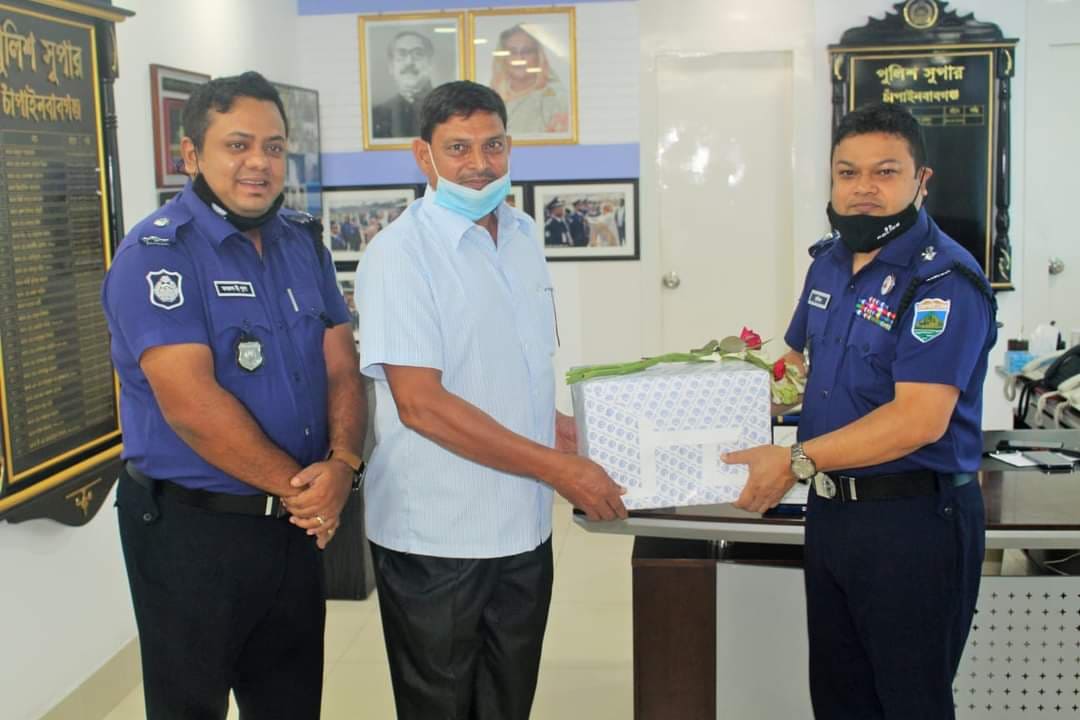 চাঁপাইনবাবগঞ্জের অবসরে যাওয়া ৪ পুলিশকে সুসজ্জিত গাড়িতে করে বিদায়