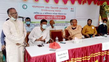 চাঁপাইনবাবগঞ্জ ইউনিটের আয়োজনে করোনাকালীন সময়ে আর্থিক ক্ষতিগ্রস্তদের নগদ অর্থ দিলেন রেডক্রিসেন্ট