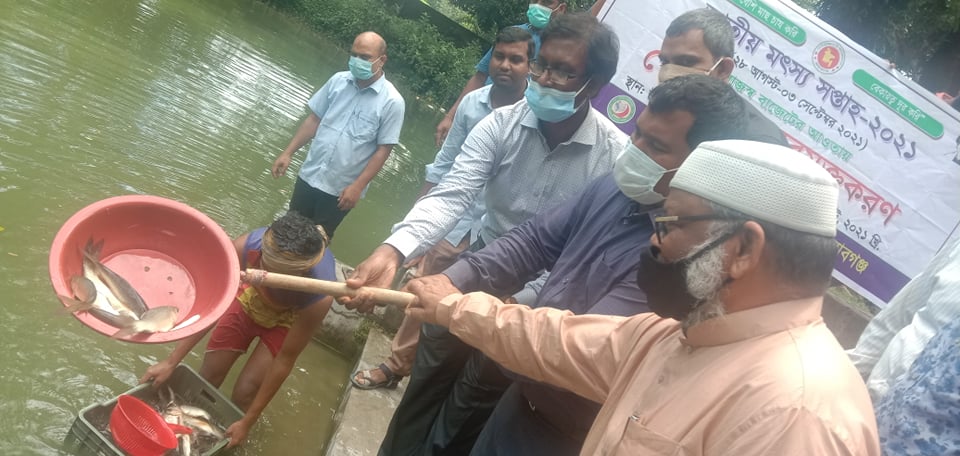 গোমস্তাপুরে মৎস্য সপ্তাহে পোনা মাছ অবমুক্ত করণ