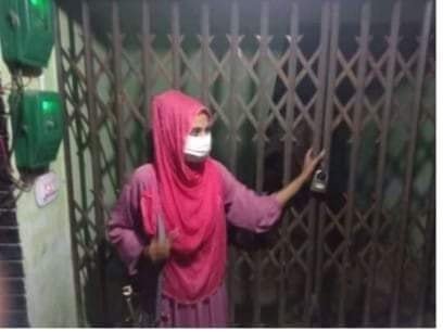 ঝিনাইদহে বিয়ের দাবিতে প্রেমিক পুলিশের বাড়িতে প্রেমিকা