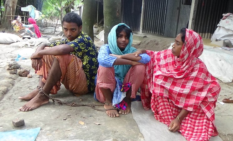 এক যুগ ধরে লোহার শিকলে বাঁধা দু’টি জীবন