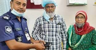 মাসকান্দা আমিরাবাদ এলাকায় কুড়িয়ে পাওয়া মানিব্যাগ ডা. দম্পতিকে বুঝিয়ে দিলেন পুলিশ সদস্য