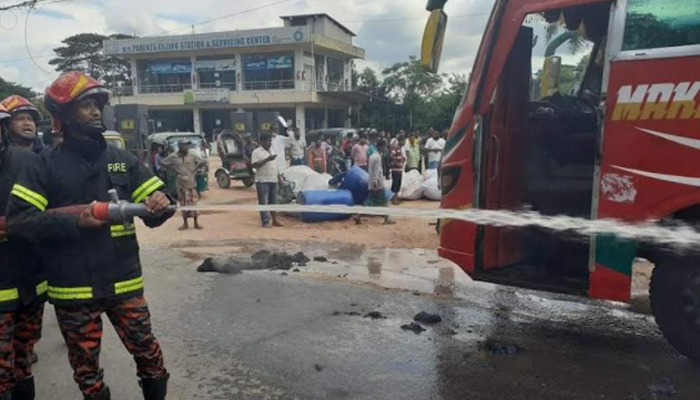 চট্টগ্রামের হাটহাজারীতে যাত্রীবাহী বাসে অগ্নিকাণ্ড