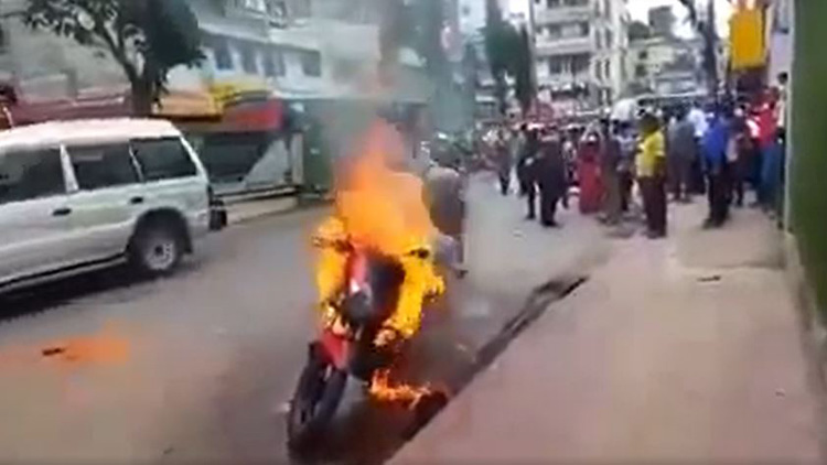 রাজধানীর বাড্ডা লিংক রোডে ট্রাফিক সার্জেন্ট কাগজপত্র না দেওয়ায় মোটরসাইকেলে অগ্নিসংযোগ