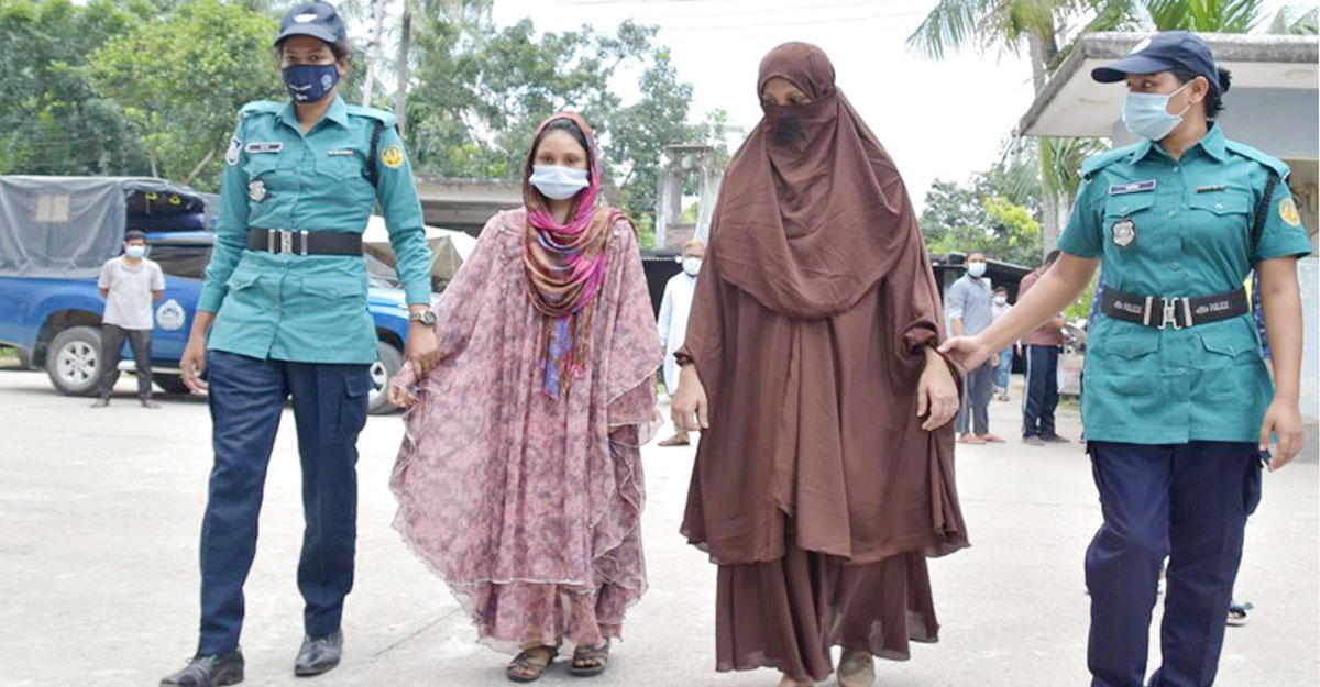 রাজশাহীতে শিক্ষকতার আড়ালে ব্ল্যাকমেল করতেন তারা!