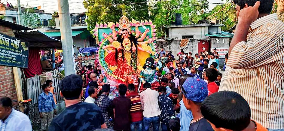 চাঁপাইনবাবগঞ্জের নাচোলে সনাতন ধর্মালম্বীদের প্রতিমা বিসর্জনের মধ্য দিয়ে শেষ হলো দুর্গো উৎসব