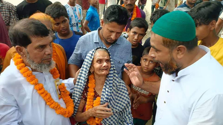কুমিল্লার তিতাস উপজেলায় স্বামী জিতেননি, এবার ছেলেকে প্রার্থী করে ভোটারদের দ্বারে শতবর্ষী ফয়জুন্নেছা